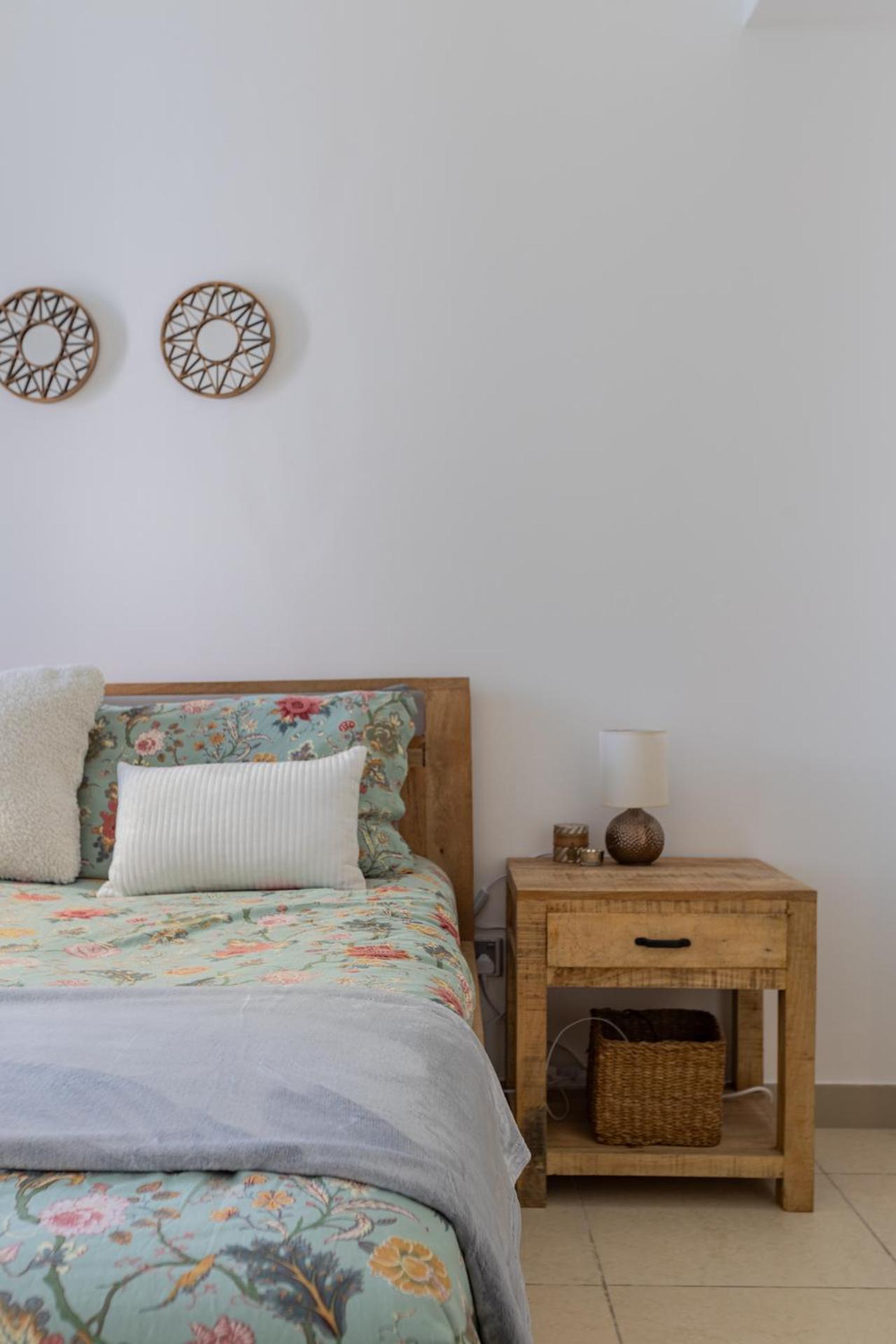 Apartment Livin' Holidays - Stunning 1br Corner Unit Next To Dmcc Metro Dubai