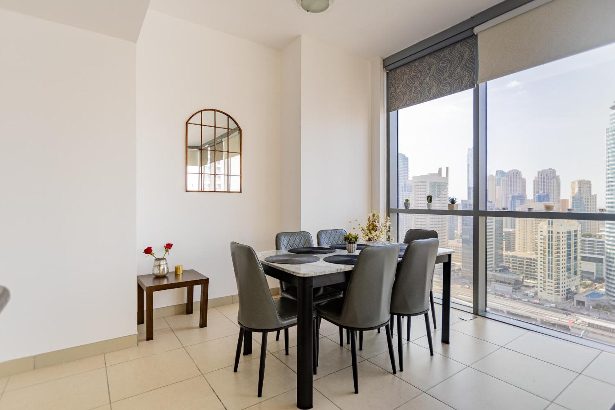 Livin' Holidays - Stunning 1br Corner Unit Next To Dmcc Metro Dubai