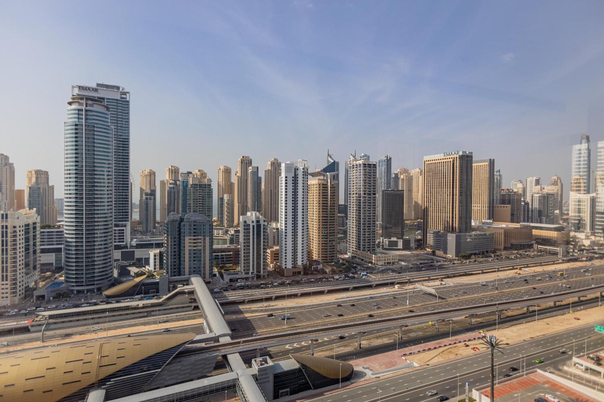 Livin' Holidays - Stunning 1br Corner Unit Next To Dmcc Metro *