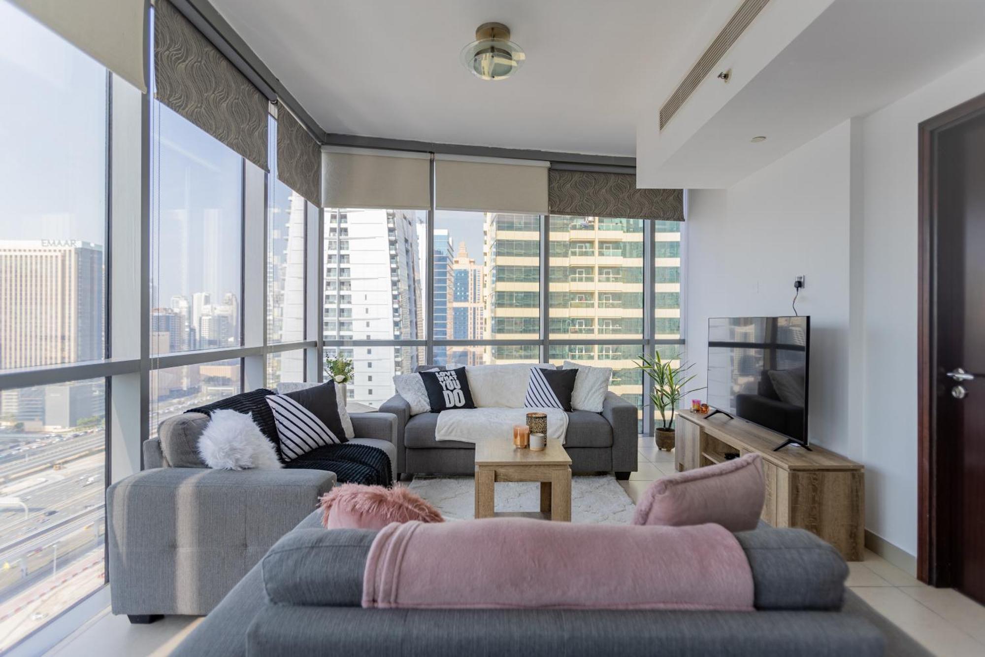 Livin' Holidays - Stunning 1br Corner Unit Next To Dmcc Metro