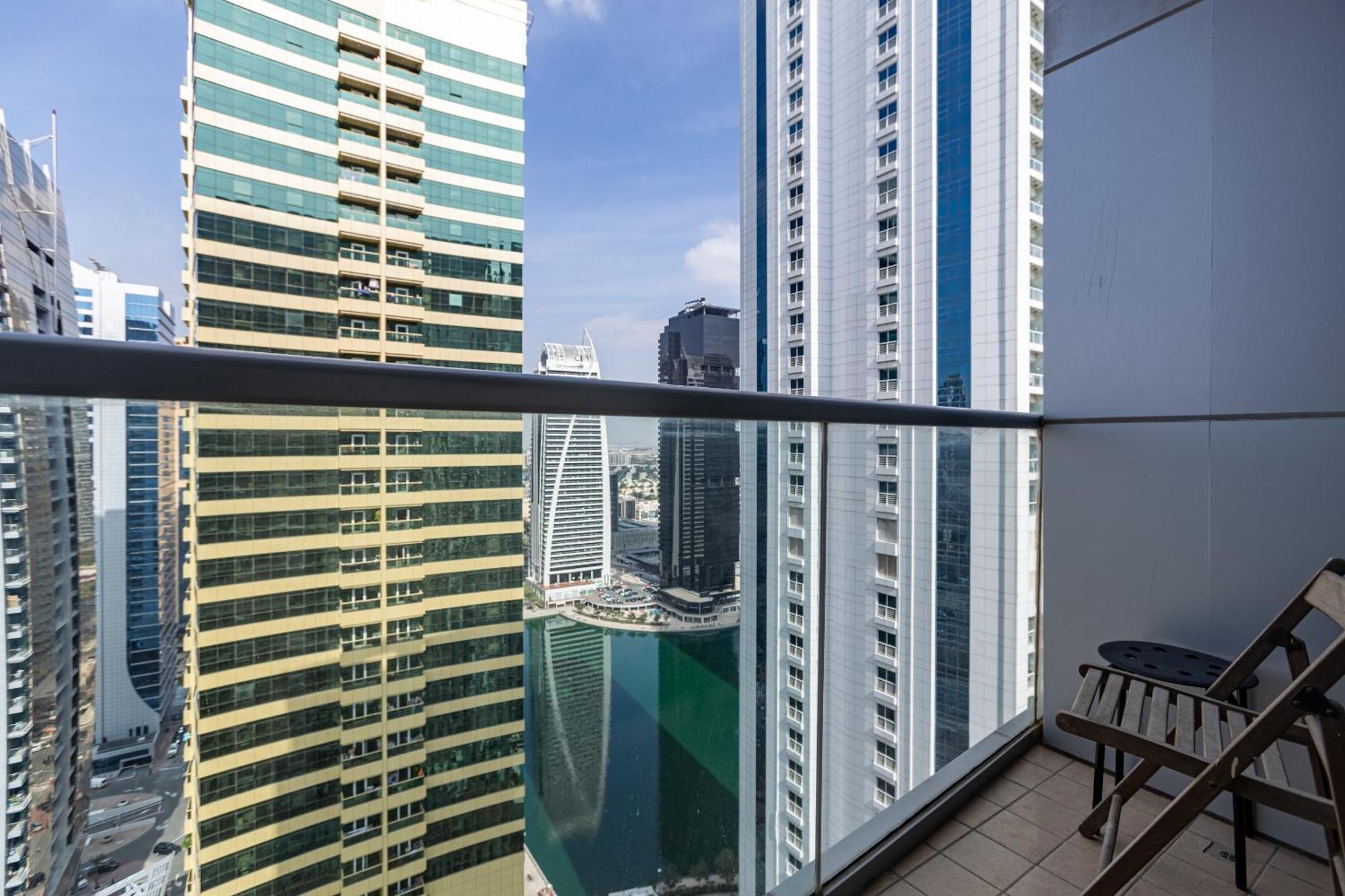 Livin' Holidays - Stunning 1br Corner Unit Next To Dmcc Metro *