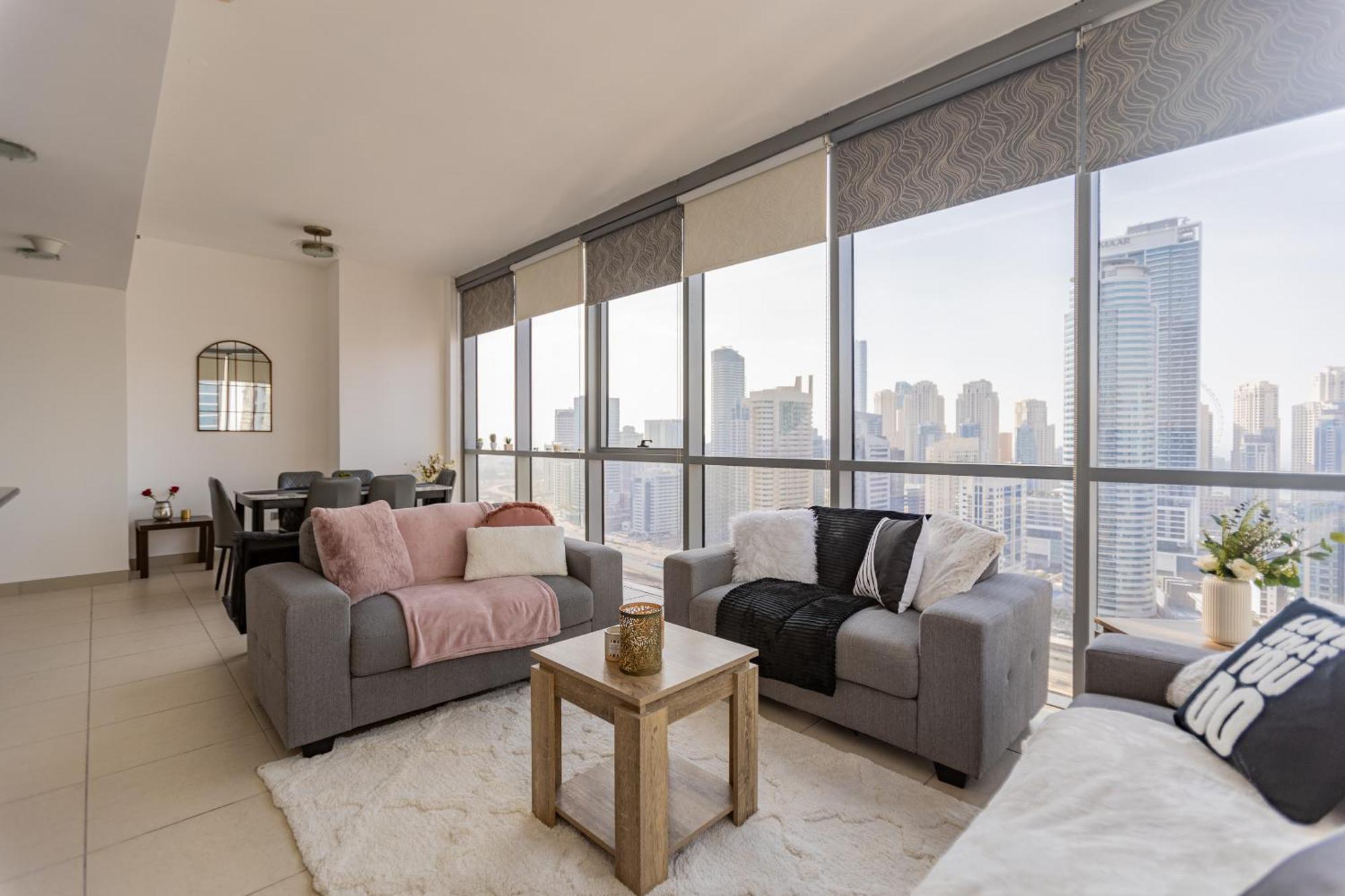 Livin' Holidays - Stunning 1br Corner Unit Next To Dmcc Metro Apartment *
