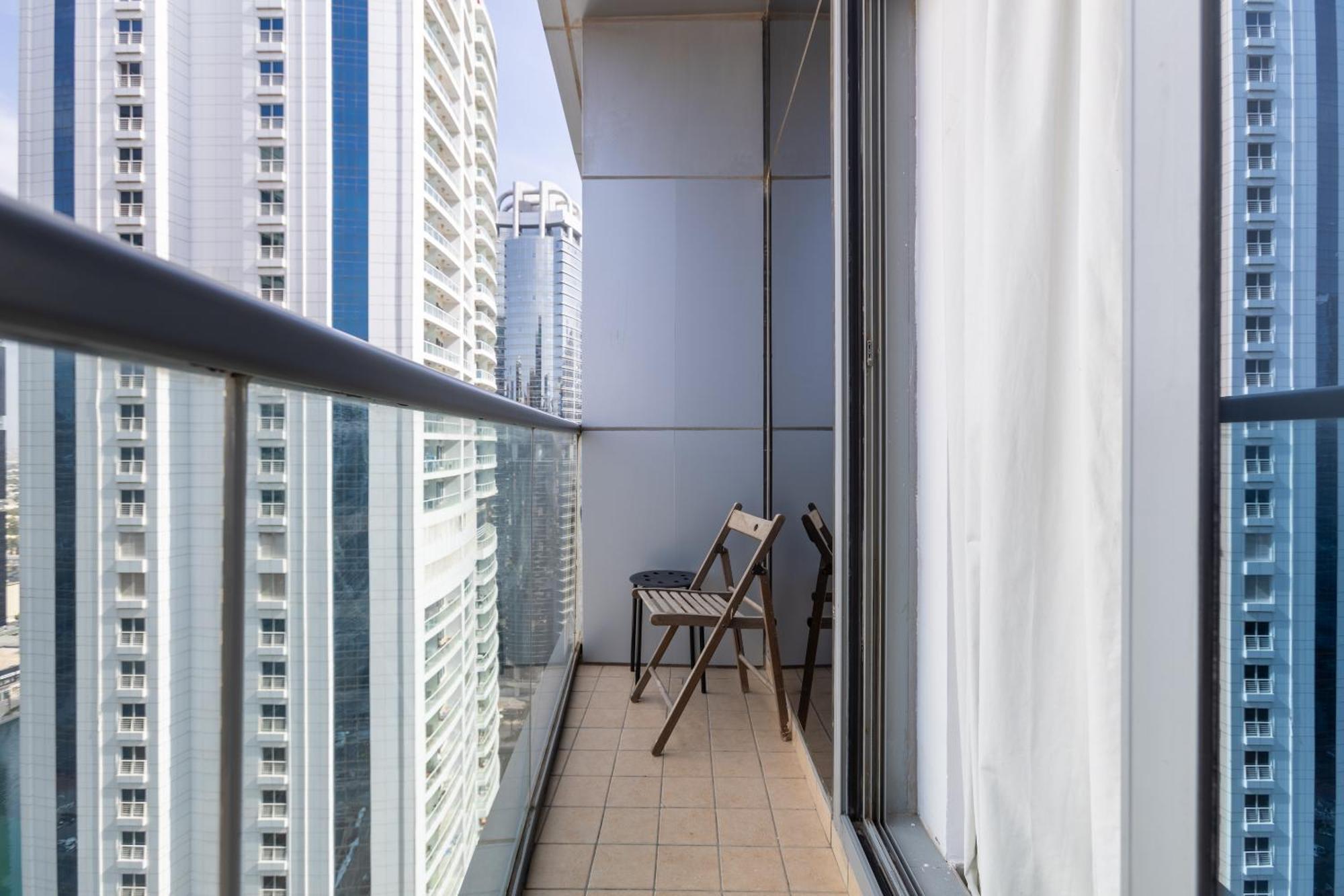 Livin' Holidays - Stunning 1br Corner Unit Next To Dmcc Metro *