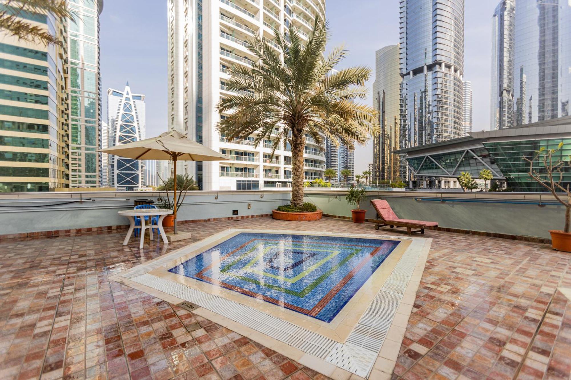 Livin' Holidays - Stunning 1br Corner Unit Next To Dmcc Metro