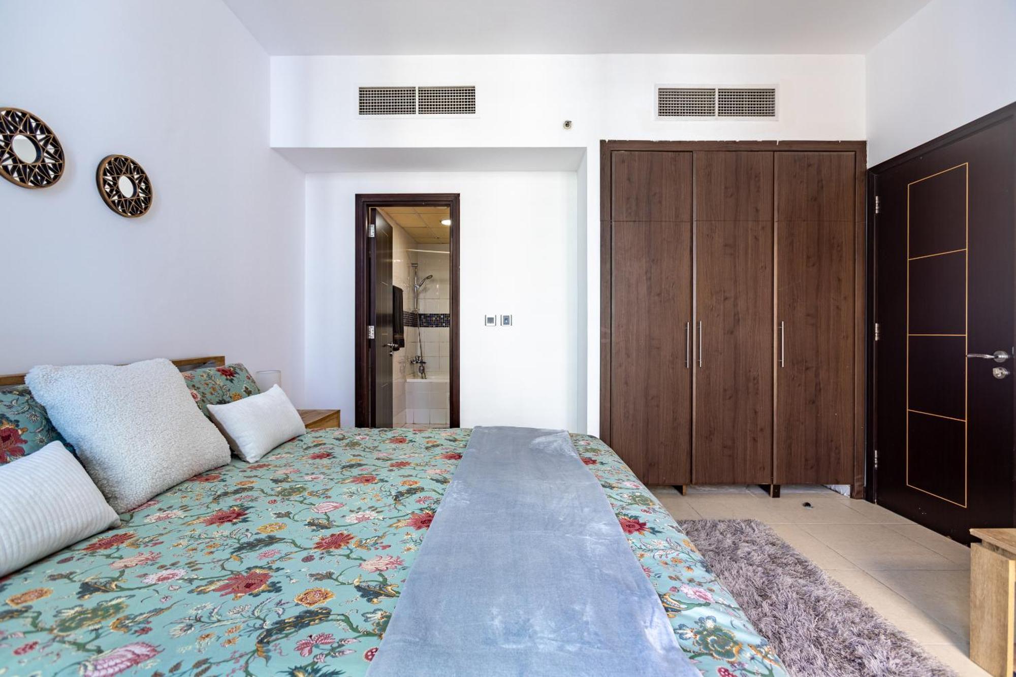 Apartment Livin' Holidays - Stunning 1br Corner Unit Next To Dmcc Metro Dubai