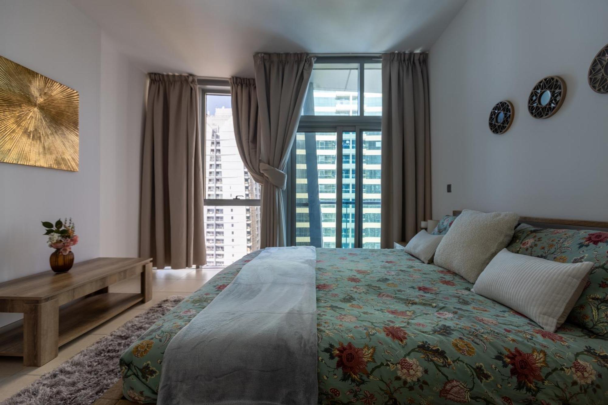 Livin' Holidays - Stunning 1br Corner Unit Next To Dmcc Metro Apartment Dubai