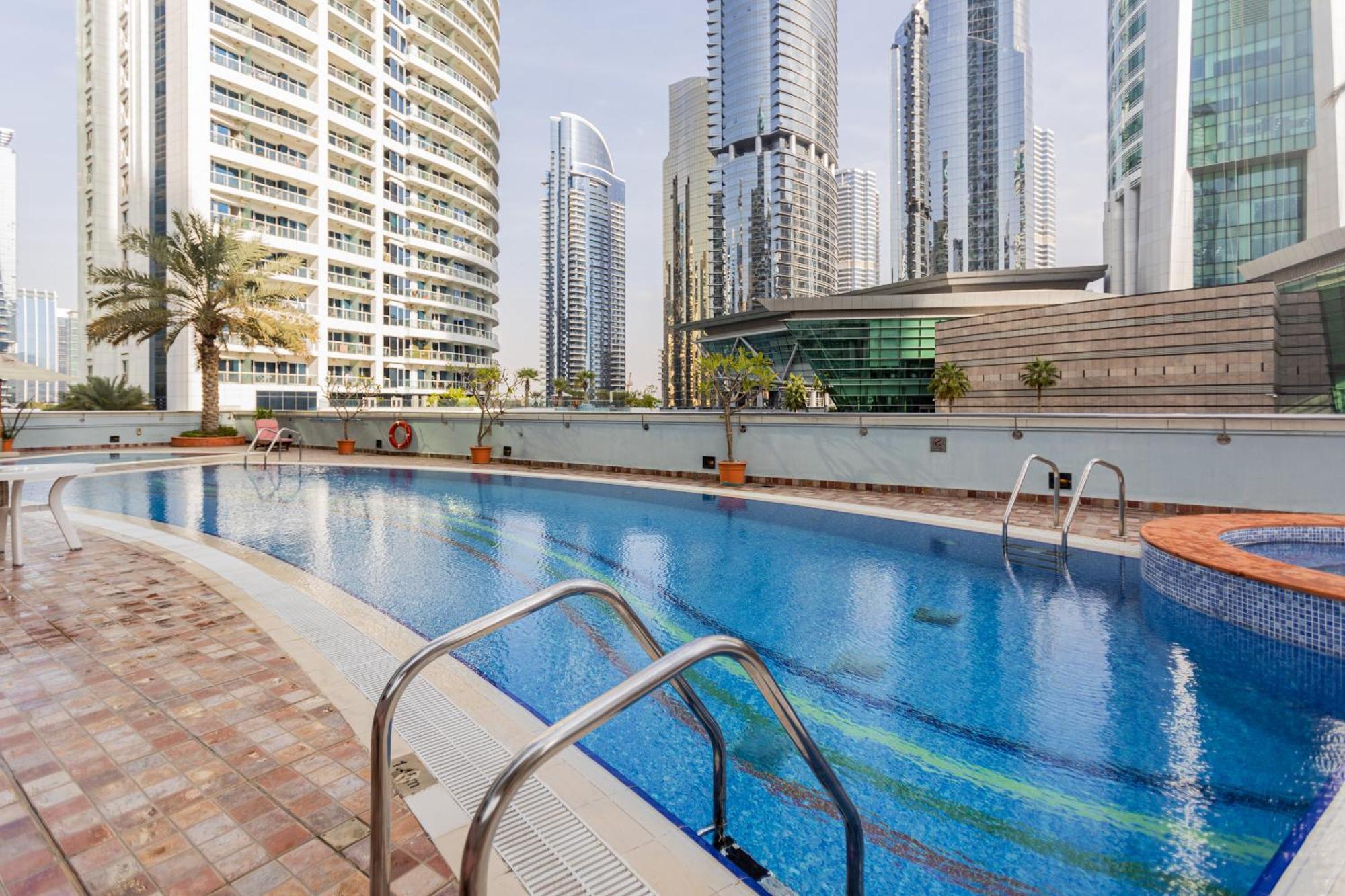Livin' Holidays - Stunning 1br Corner Unit Next To Dmcc Metro Dubai