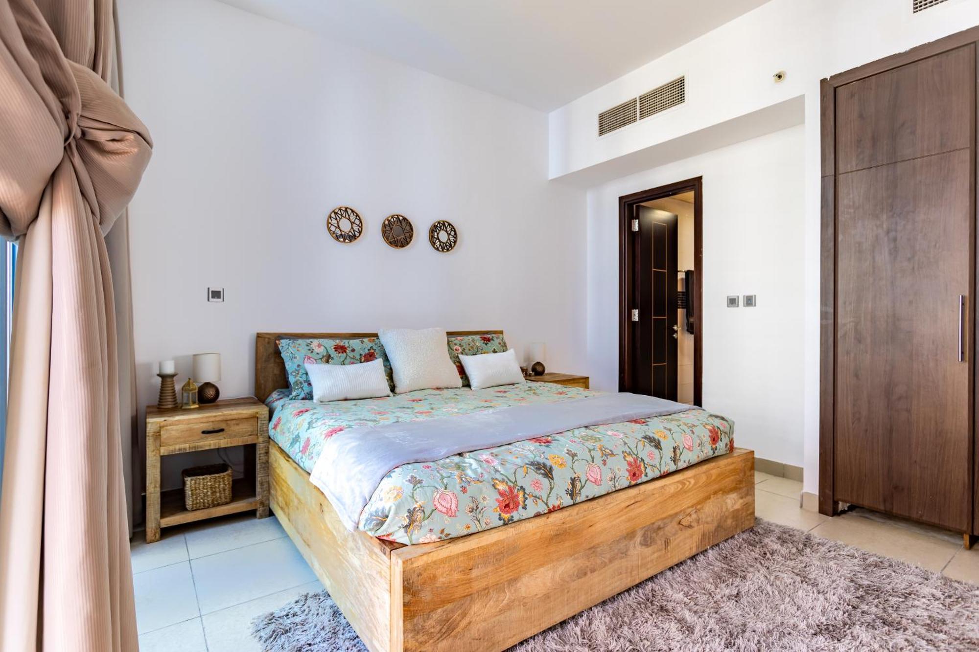 Apartment Livin' Holidays - Stunning 1br Corner Unit Next To Dmcc Metro Dubai